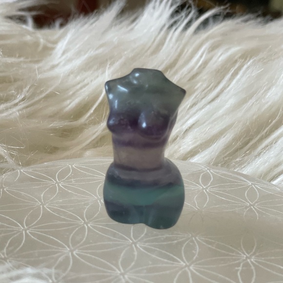 Small fluorite women’s goddess body carving - Picture 7 of 8